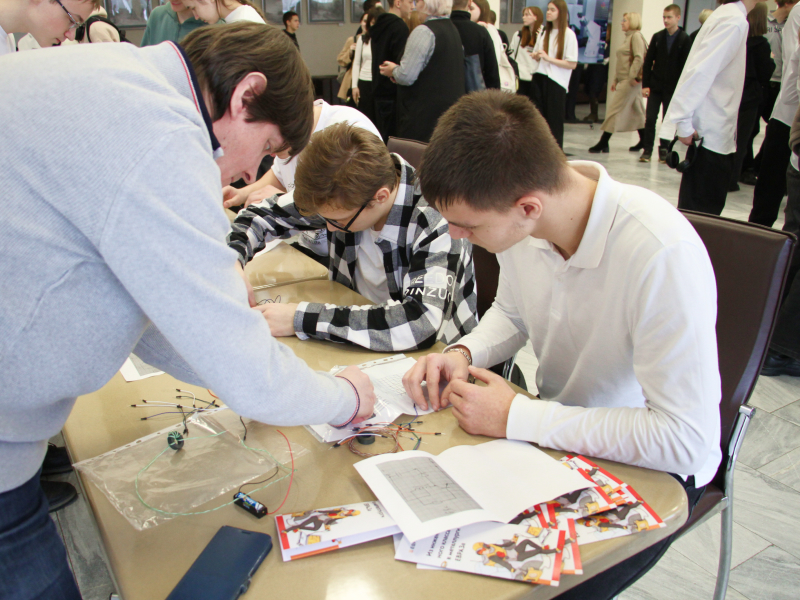 Фото - Чем удивляли старшеклассников на дне открытых дверей Школы инженерного образования ЕВРАЗа